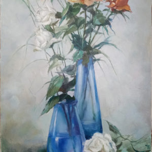 Розы в синей стеклянной вазе